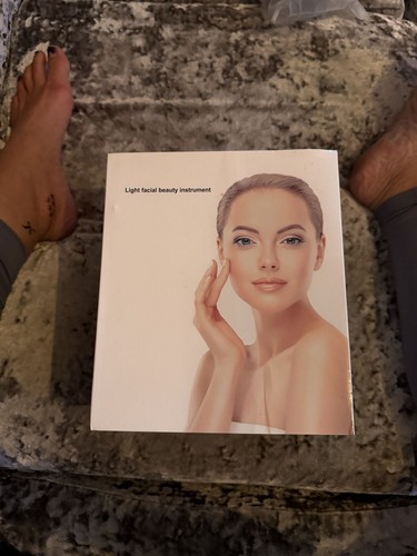 Light facial beauty instrument