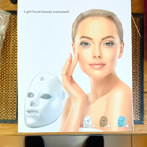 Led light therapy face mask - face,